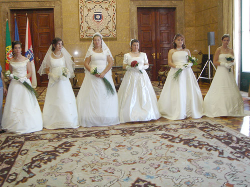 A recepo das noivas aconteceu no Salo Nobre dos Paos do Concelho, seguindo depois para a  Igreja Matriz do Teixoso