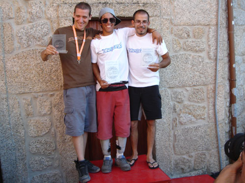 Na subida ao pdio, Jos Campos (esquerda), ao lado de Diogo Fernandes e Hugo Manteigas, primeiro e segundo lugares respectivamente