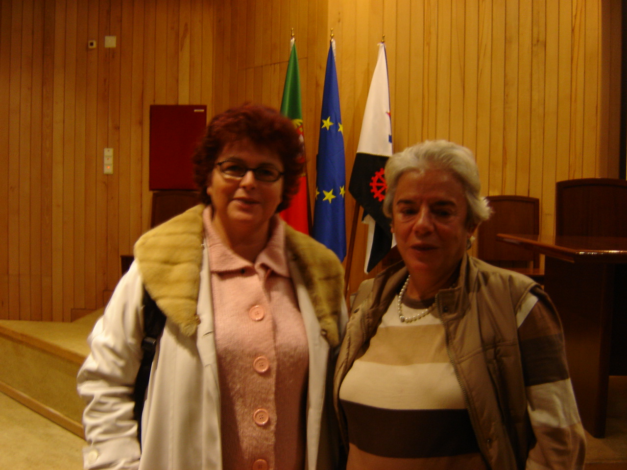 A moderadora da palestra,Ftima Simes com Maria Jos Miranda