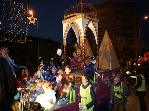 Las carrozas con los Reyes Magos se pasean por las calles de todos los pueblos y ciudades, la noche del 5 de Enero.