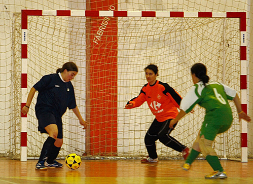 No jogo frente  Universidade de Aveiro, no I Torneio de Apuramento de Futsal Feminino, a equipa da AAUBI (equipamento azul marinho) venceu por 2-1