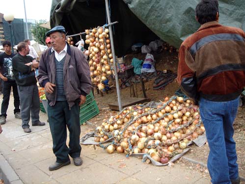 A venda de cebolas  a imagem de marca desta feira