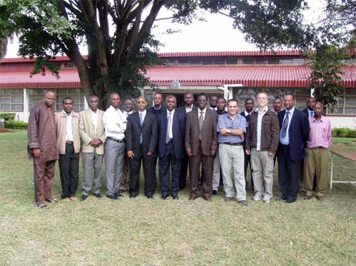 O docente e alguns representantes africanos numa visita prvia ao terreno
