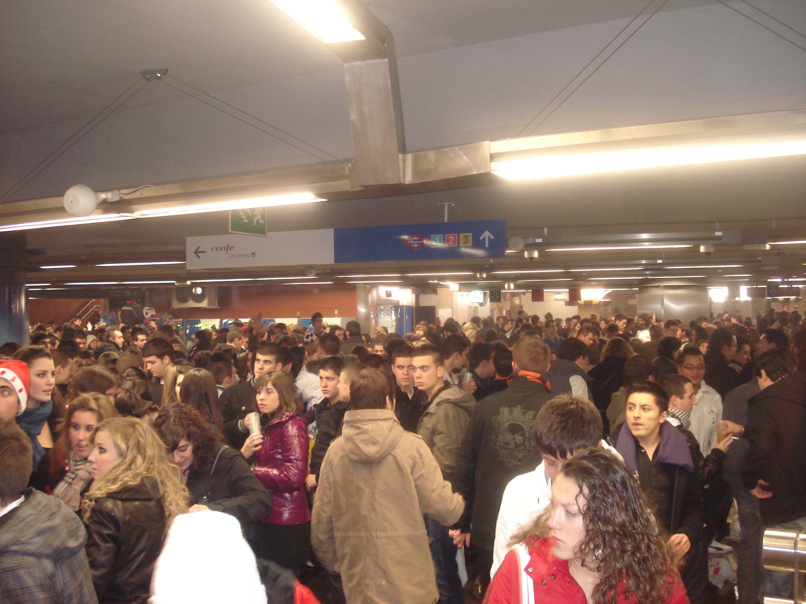 Cientos de jvenes en las instalaciones del Metro de Madrid