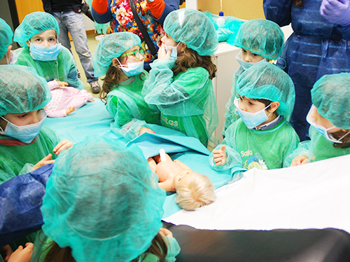 "Hospital do Faz de Conta" recebeu crianças de 60 escolas da região