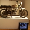 Um dos objetos expostos foi a mota na qual o autor viajou.