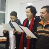 Eduardo Cavaco (ao centro) dá o exemplo aos novos elementos do Coro da UBI.