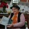 Maria Albertina Amélia com o seu livro "Poemas da Minha Vida"
