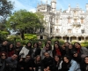 Um grupo de estudantes Erasmus em frente do Palácio da Regaleira