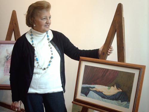Maria Eugnia junto de um dos seus quadros