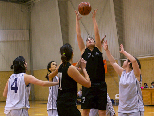 A equipa de basquetebol feminino da UBI perdeu por 69-36 contra a equipa da Acadmica no apuramento para o terceiro e quartos lugares do CNU (fonte da fotografia:www.dicas.sas.uminho.pt)