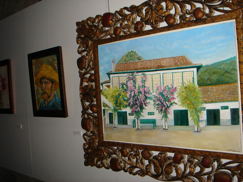 A mostra conta com um conjunto de várias pinturas a óleo