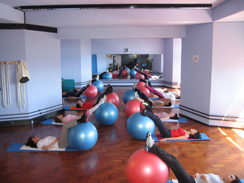 Aula de Pilates - exerccio de alongamentos para aumentar a flexibilidade do corpo