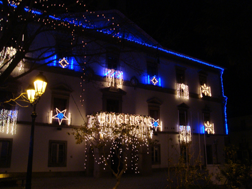 Iluminaes de Natal na fachada da Cmara Municipal do Fundo