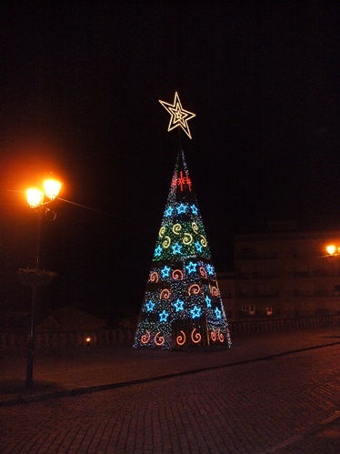 rvore de Natal ilumina a rua de Gouveia