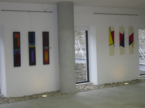 Algumas das telas de Gulnar Sacoor expostas na Galeria de Exposições 