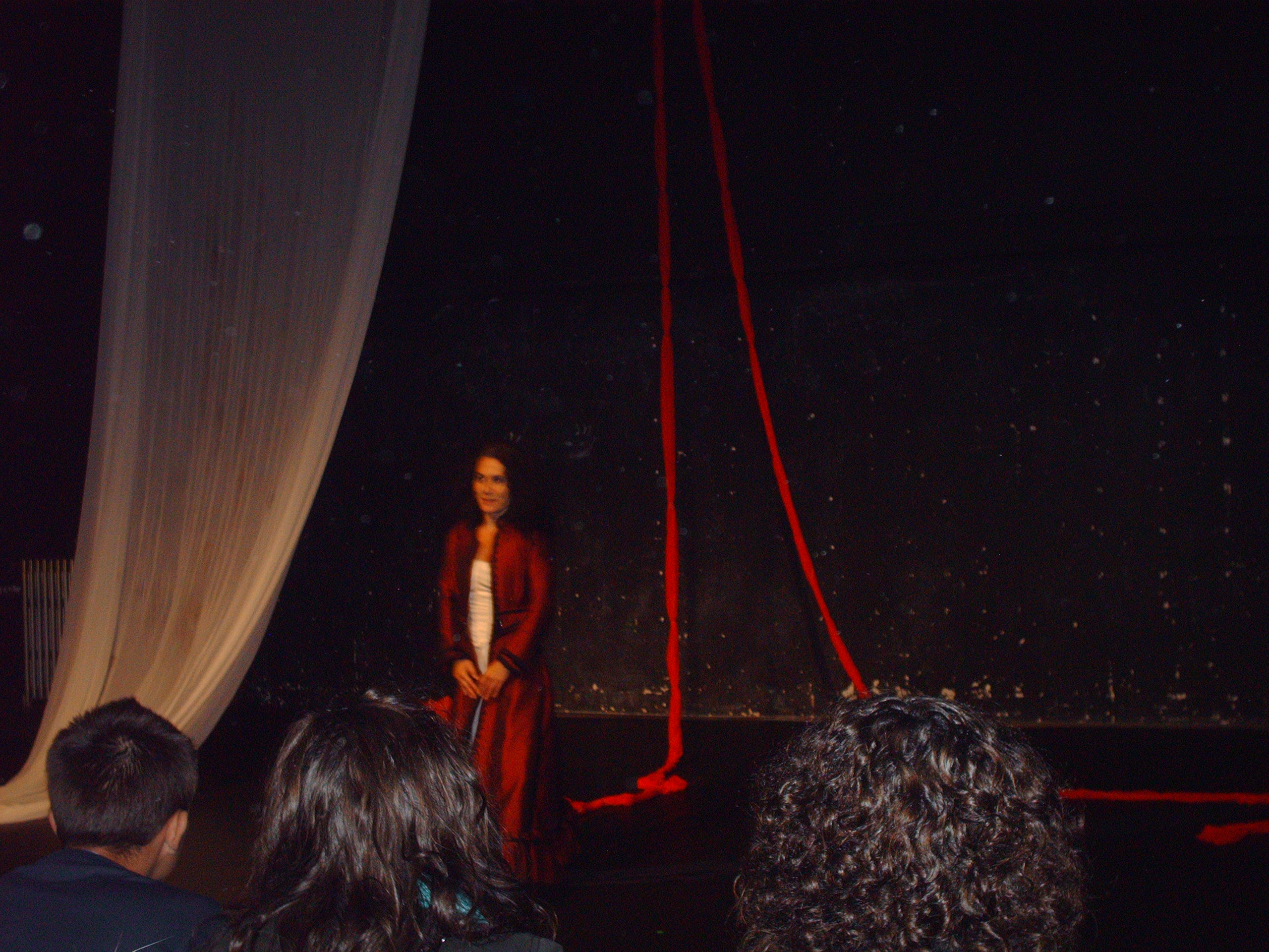 Actriz Maria Vidal, agradece à plateia do Teatro Cine.