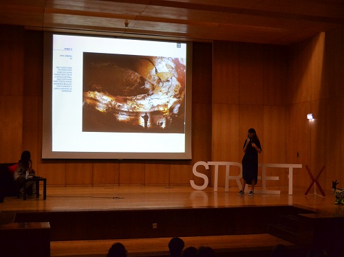 Catarina Moura discursando sobre arte (foto de João Alves Correia) 