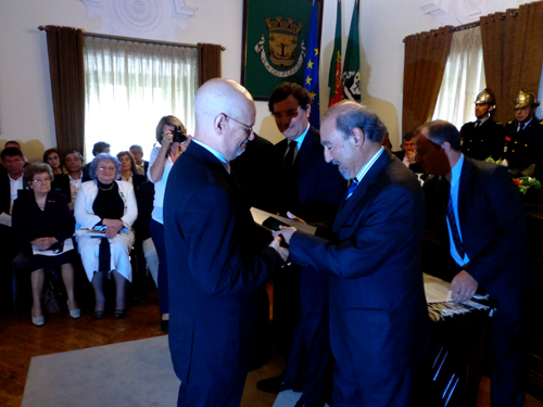 António Fidalgo recebeu de Vítor Martins, presidente da Mesa da Assembleia Municipal do Fundão, a Medalha de Ouro