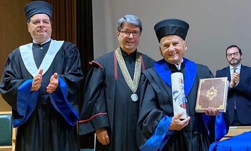 Manuel Cargaleiro ladeado pelo padrinho de Doutoramento Honoris Causa e pelo reitor da UBI