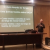 O docente Paulo Parada inicia a palestra à platéia